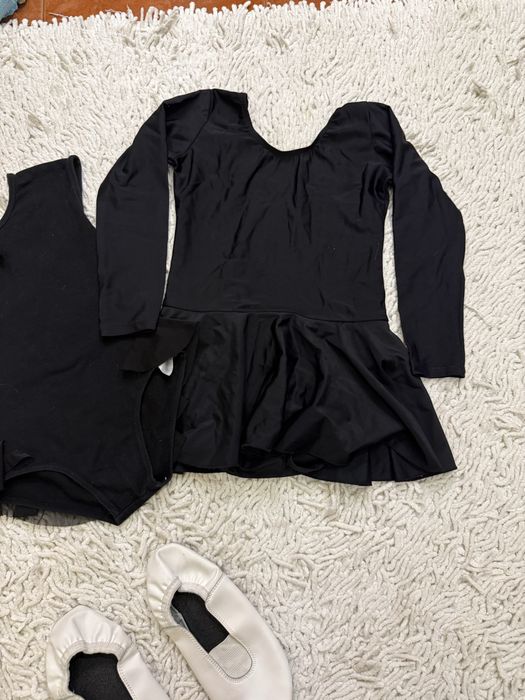 Купальники для гимнастики и чешки . В отличном состоянии.