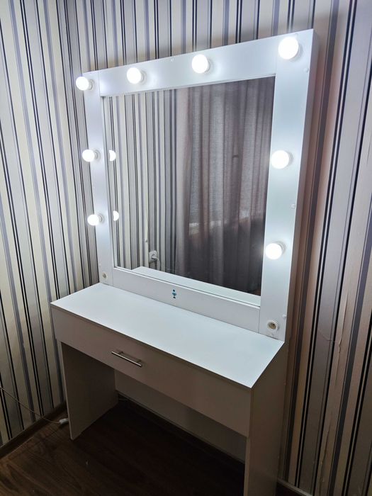 столик для макияжа