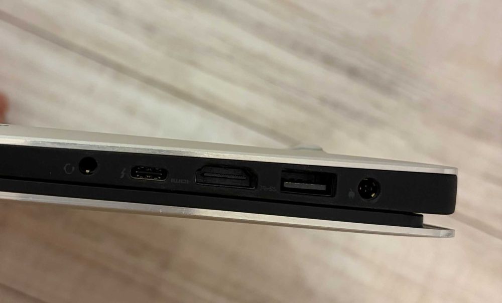 Vând Dell Precision 5540 - i7-9850H, 32GB RAM, Quadro T1000, ecran 4K Touch