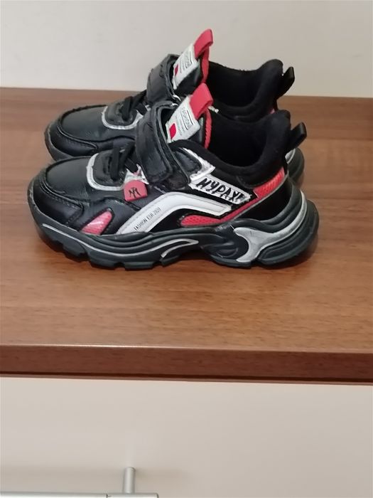 Продам кроссовки на мальчика