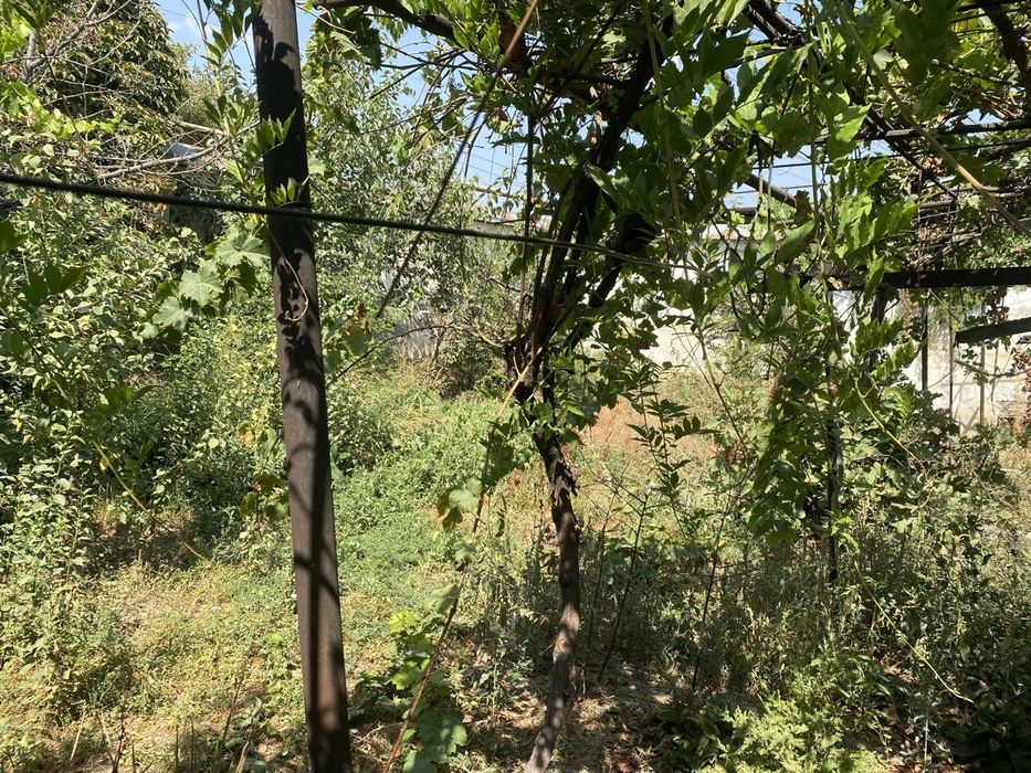 Продаётся  участок в доль  дороги ( угловой)