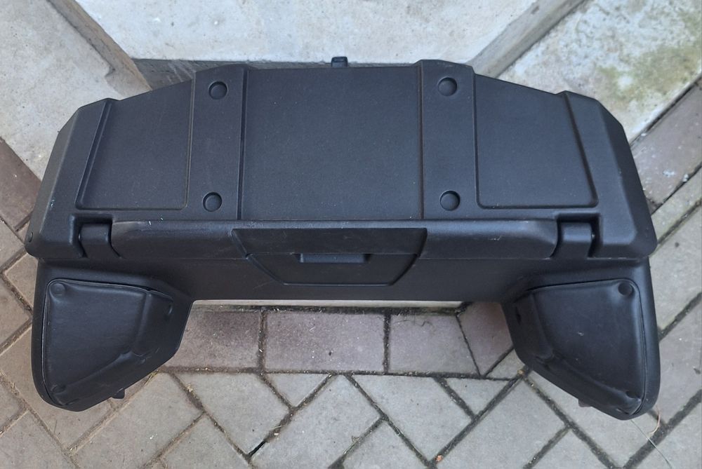 Cutie portbagaj BRP ORIGINALĂ – NOUĂ – cu prinderi incluse