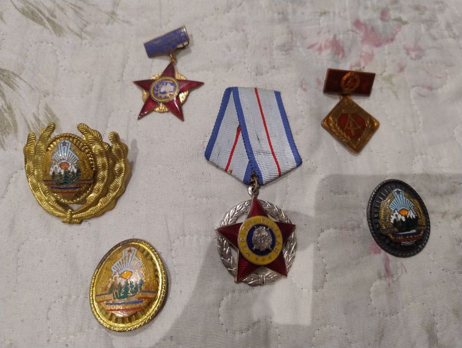 Lot insigne din perioada comunistă