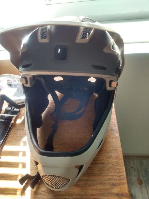 Каска uvex jakkyl 52-57см. 670 грама..