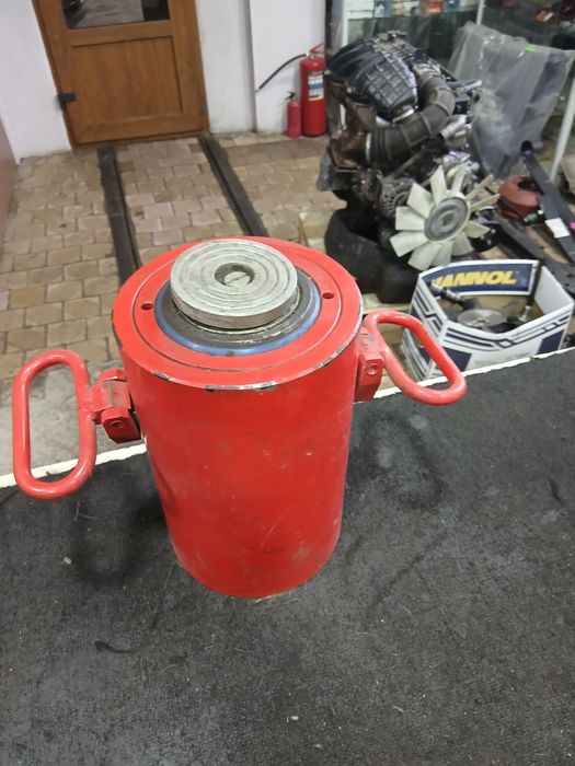 Продам домкрат 100 т