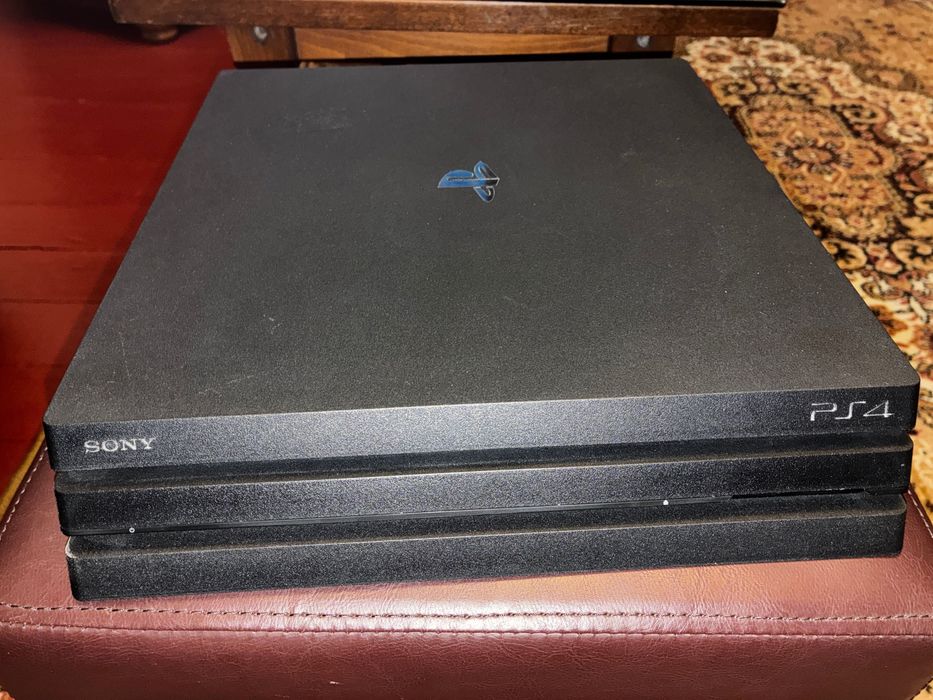 Consola Sony PlayStation 4 Pro + 4 controllere