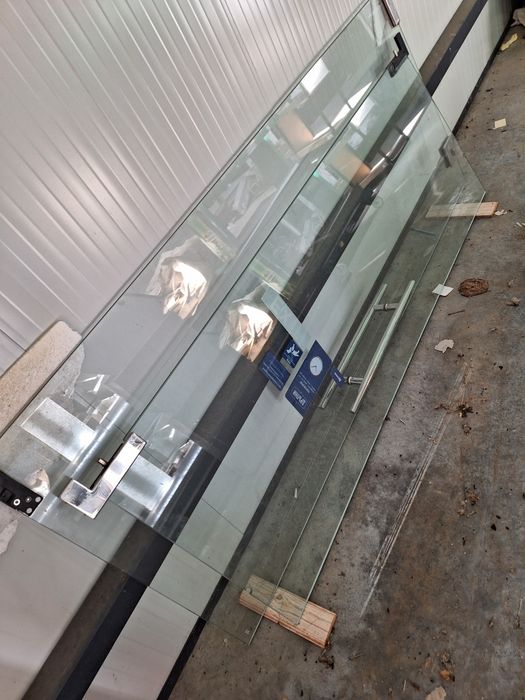 Стъклена врата двукрила