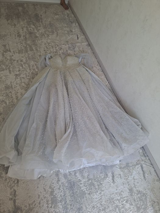 Kelin ko'ylak sotiladi