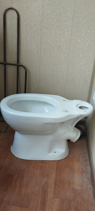 Продаётся унитаз без бачка в отличном состоянии