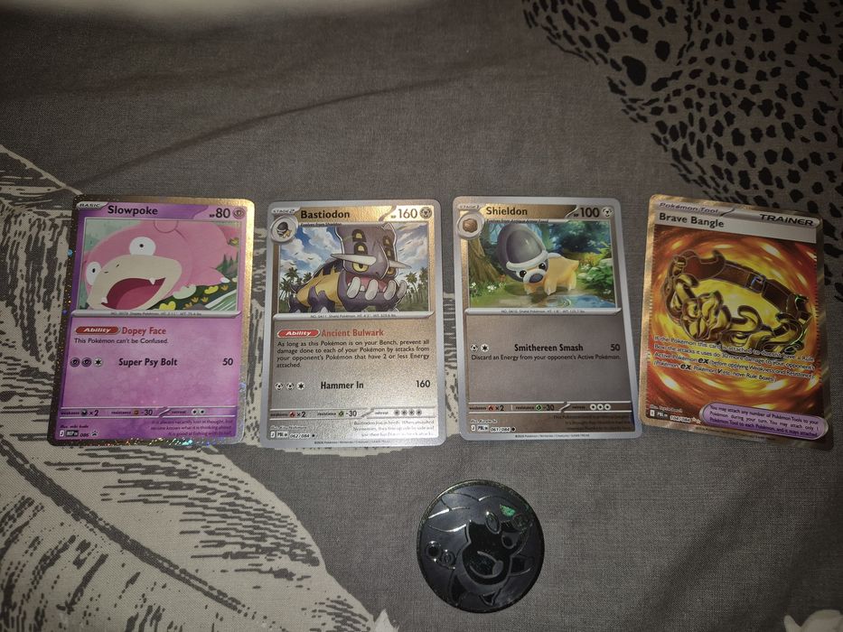 Vând Lot Cărţi Pokémon TCG + Monedă Lechonk