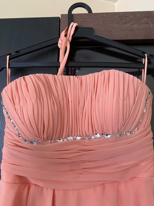 ОФициална рокля в цвят праскова.