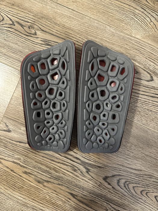 Щитки футбольные Mercurial