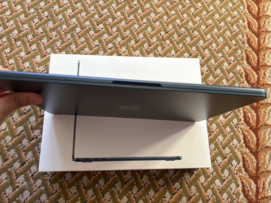 MacBook Air  снизу