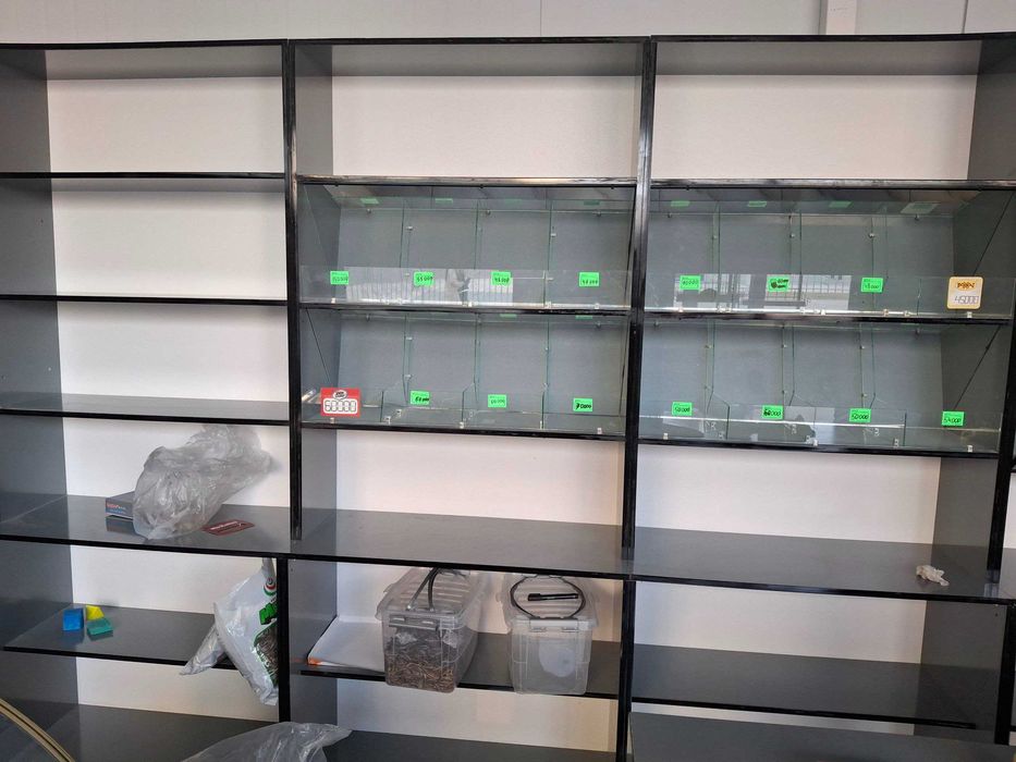 Магазин учун мебел жихозлари (ветрина, полкалар) 3 ой ишлатилган