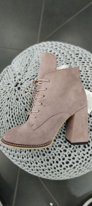 Нови дамски боти от бежов  еко велур-за  елегантна визия.36,38,39,40.
