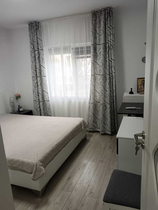 vand apartament 4 camere zona centru Resita