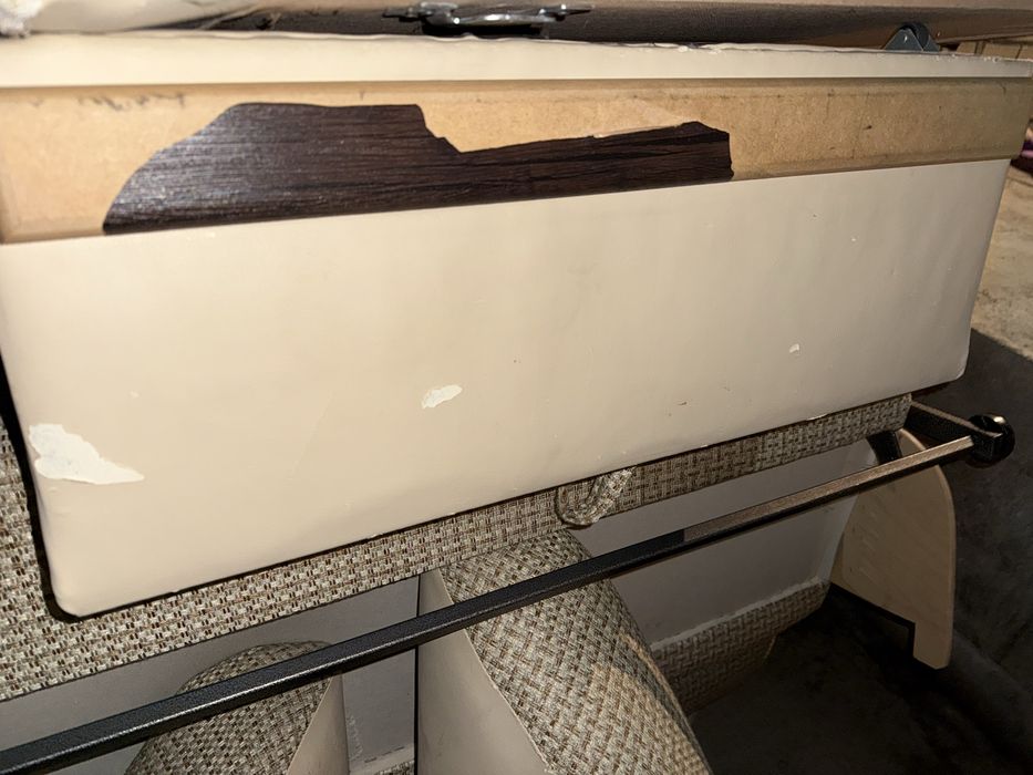 Продается диван в неплохом состоянии