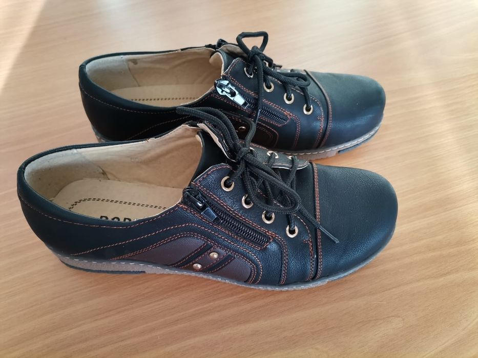 Продам женские ботинки