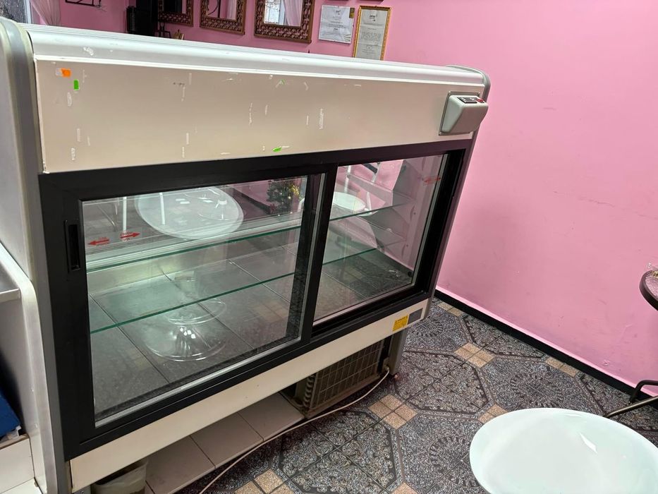 Сладкарска витрина