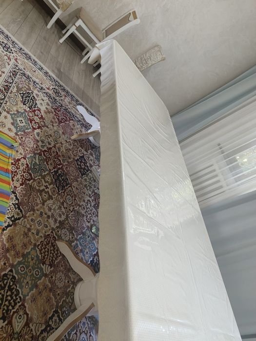 Стол со стульями.
