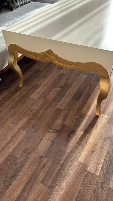 Vând masa fantezie  lemn