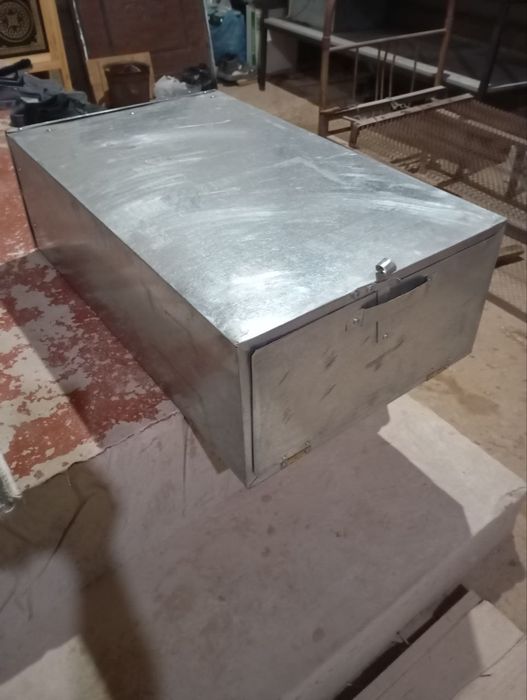 Qalodelnik,stol stul,peshki