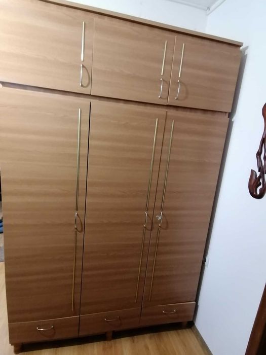 Dulap spatios in 3 usi, cu sertare si suprapozabil la pret foarte bun