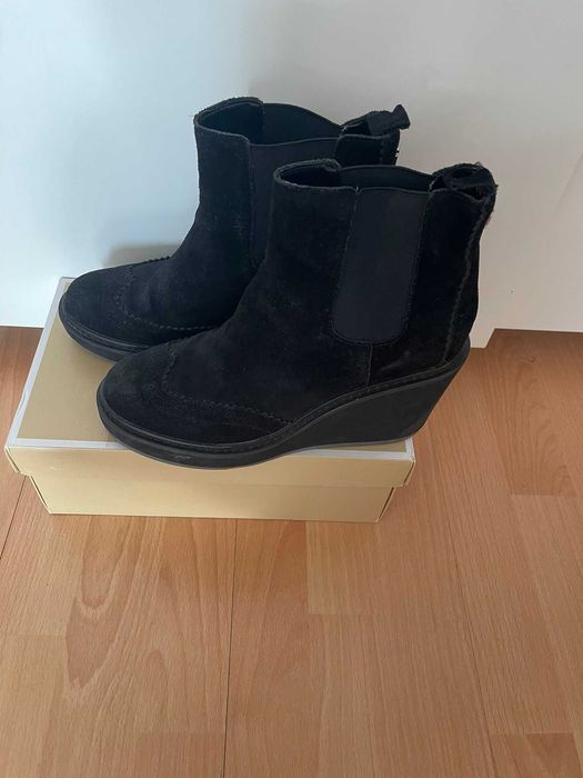 Ghete Tommy Hilfiger piele intoarsa stare f buna 200 ron