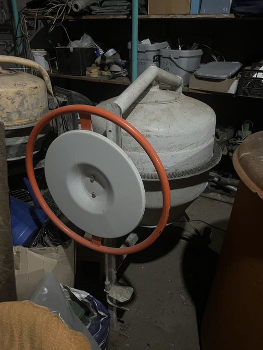 Masina de facut beton betoniera marca altele cu capacitate 200 litri