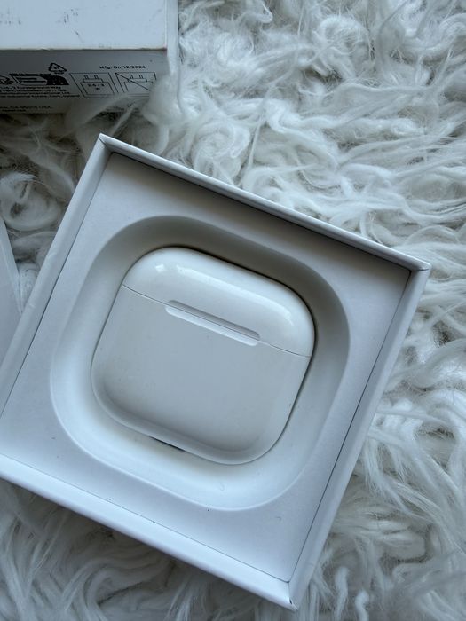 Vand Apple Airpods 4, fara ANC