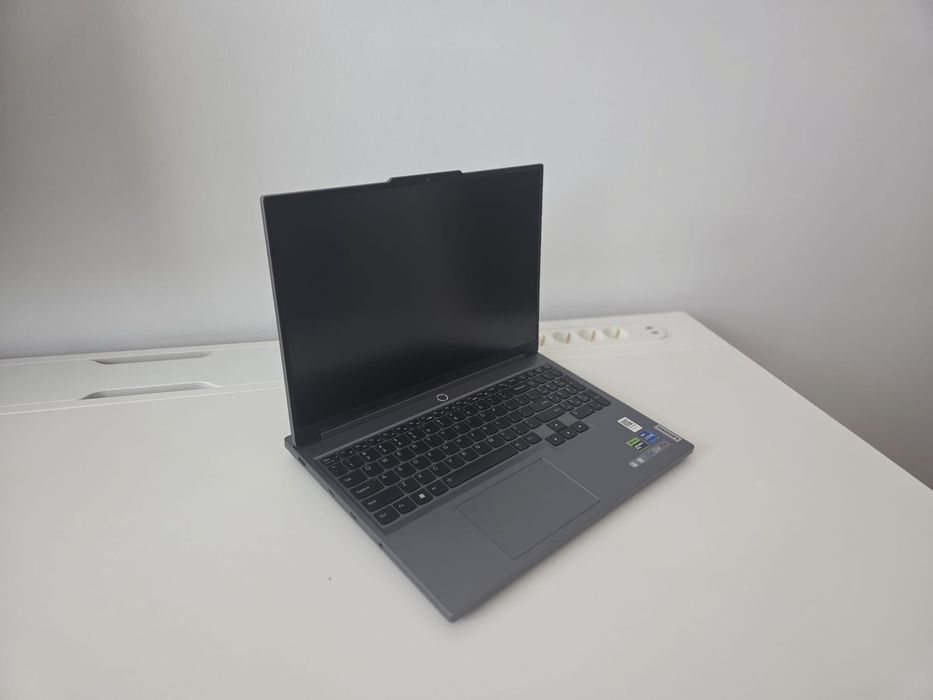 Laptop Gaming Lenovo Legion 5 16IRX9 și Mouse Gaming Logitech G203