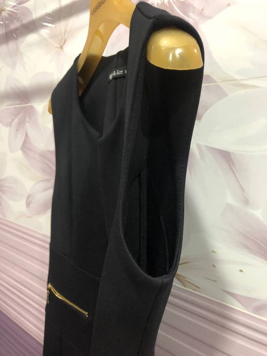 Черная строгая безрукавка