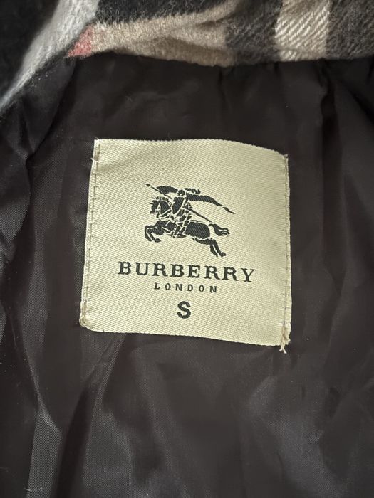Geaca iarna Burberry, noua cu eticheta,marimea S. Pentru a comanda mesaj in privat.