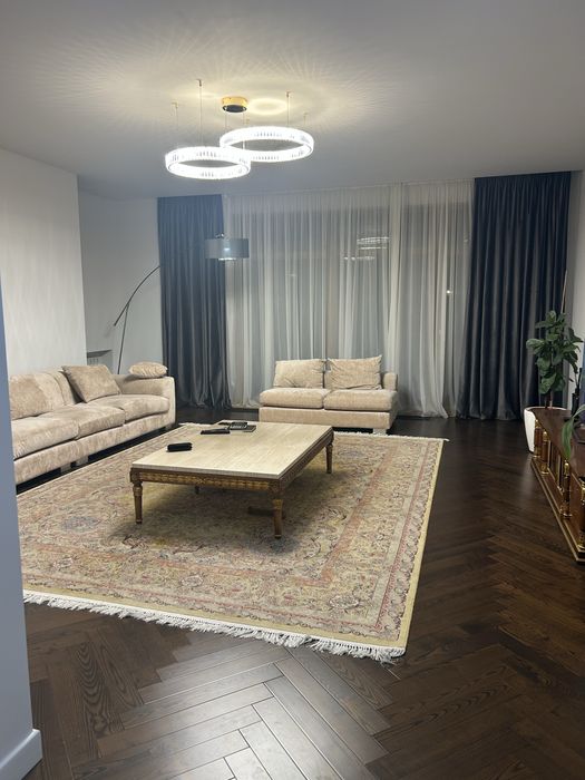 большой бежевый модульный диван,