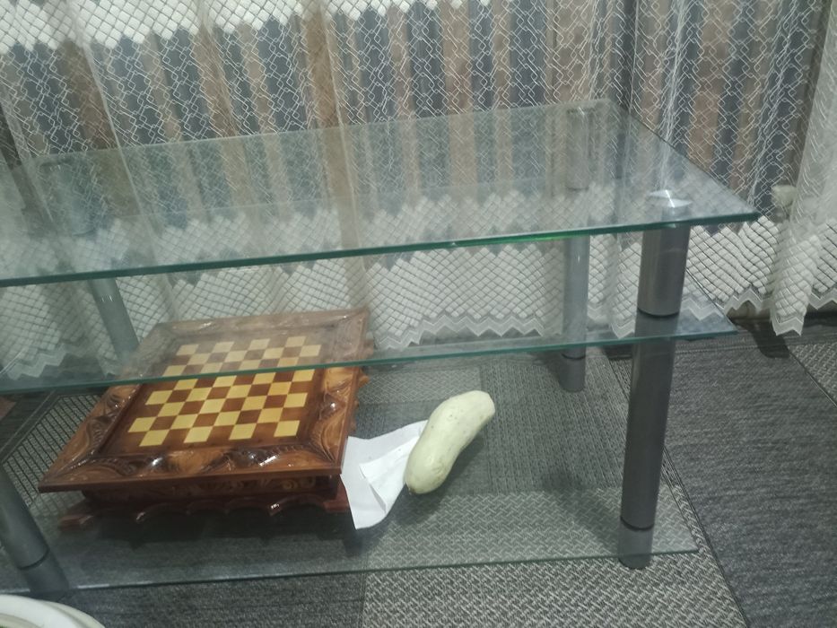 Продам журнальный столик стекло