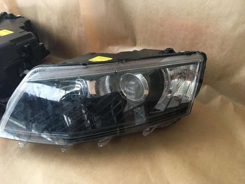 Шкода Октавиа, ксенон / Skoda Octavia Xеnon ляв и десен фар lqv desen