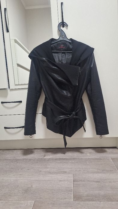Продам кожаную черную куртку
