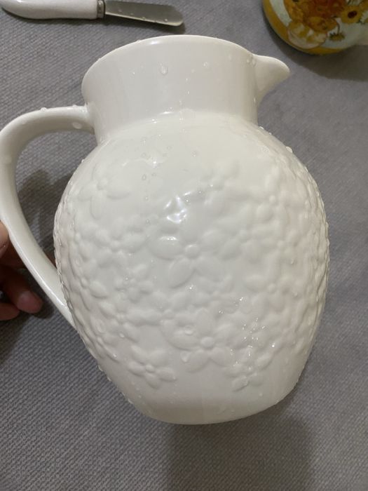 Продаем кувшин белый