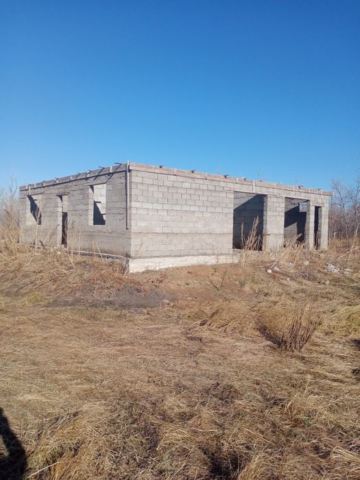 Участок с недостроенным домом