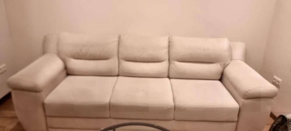 Продавам бял диван
