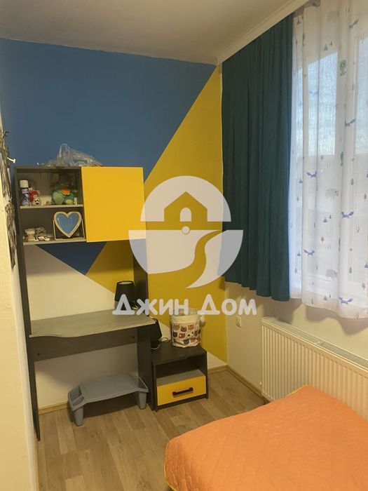 Едноетажна къща с двор в гр. Камено