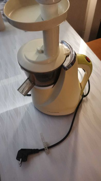 Hurom slow juicer