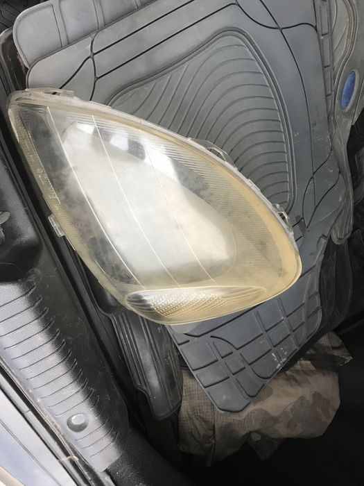 Стекло от фары тойота ярис 2001