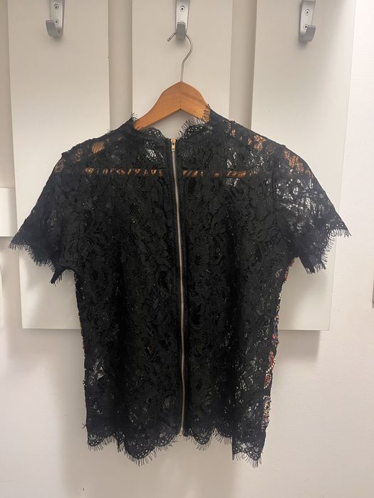 Елегантен дамски топ от черна дантела с бродерия.