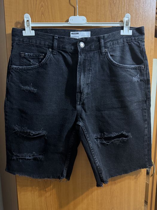 Blugi scurti rupti Bershka