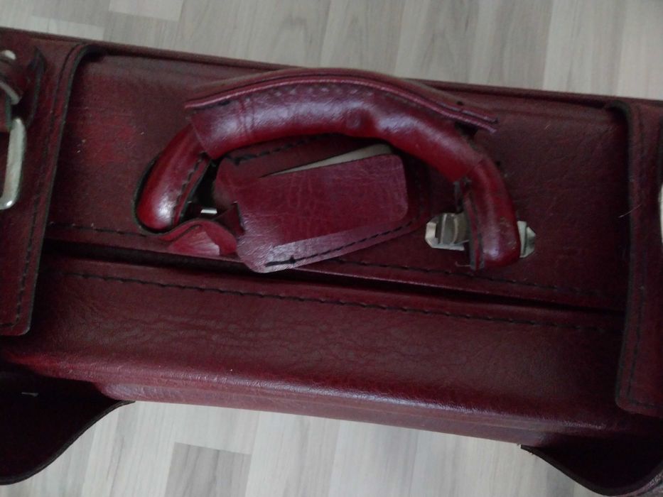 Geamantan visiniu din piele