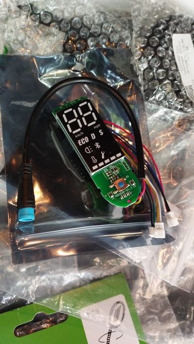 Дисплей платка,зарядно,дръжка,спирачка.