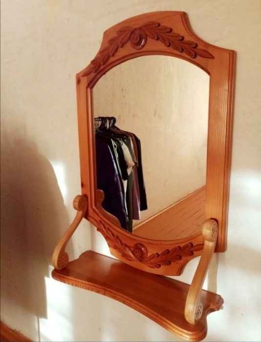 Продам зеркало с полочкой