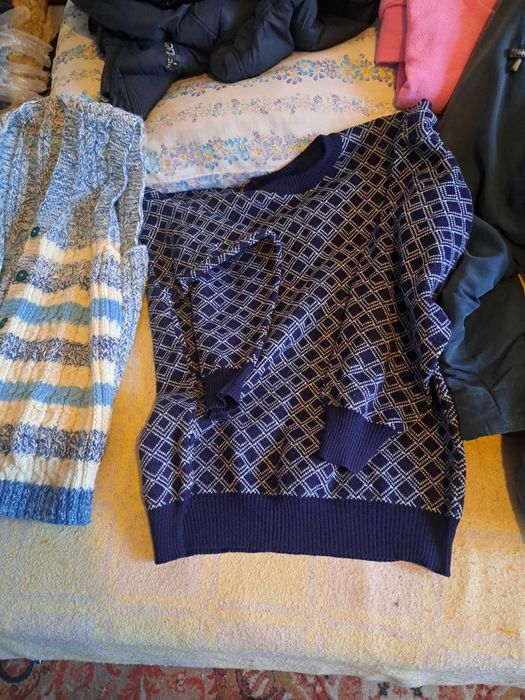 Vand pijama  si 2 pulovere femei