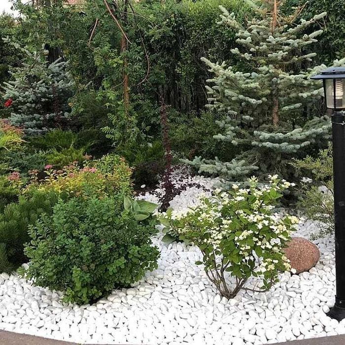 Галька белая для клумбы